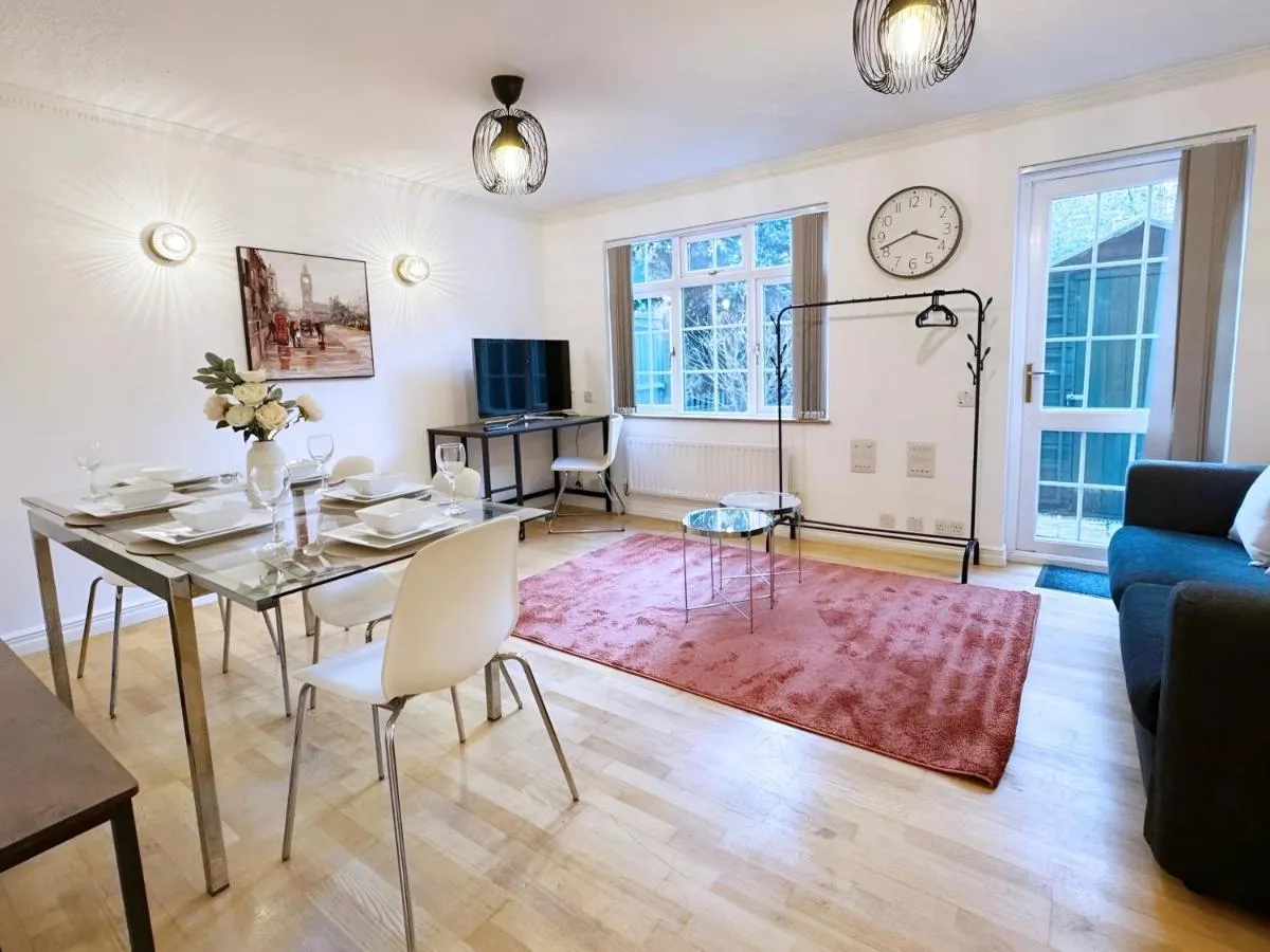 Image 5 of Three Bedroom House Near London Bridge