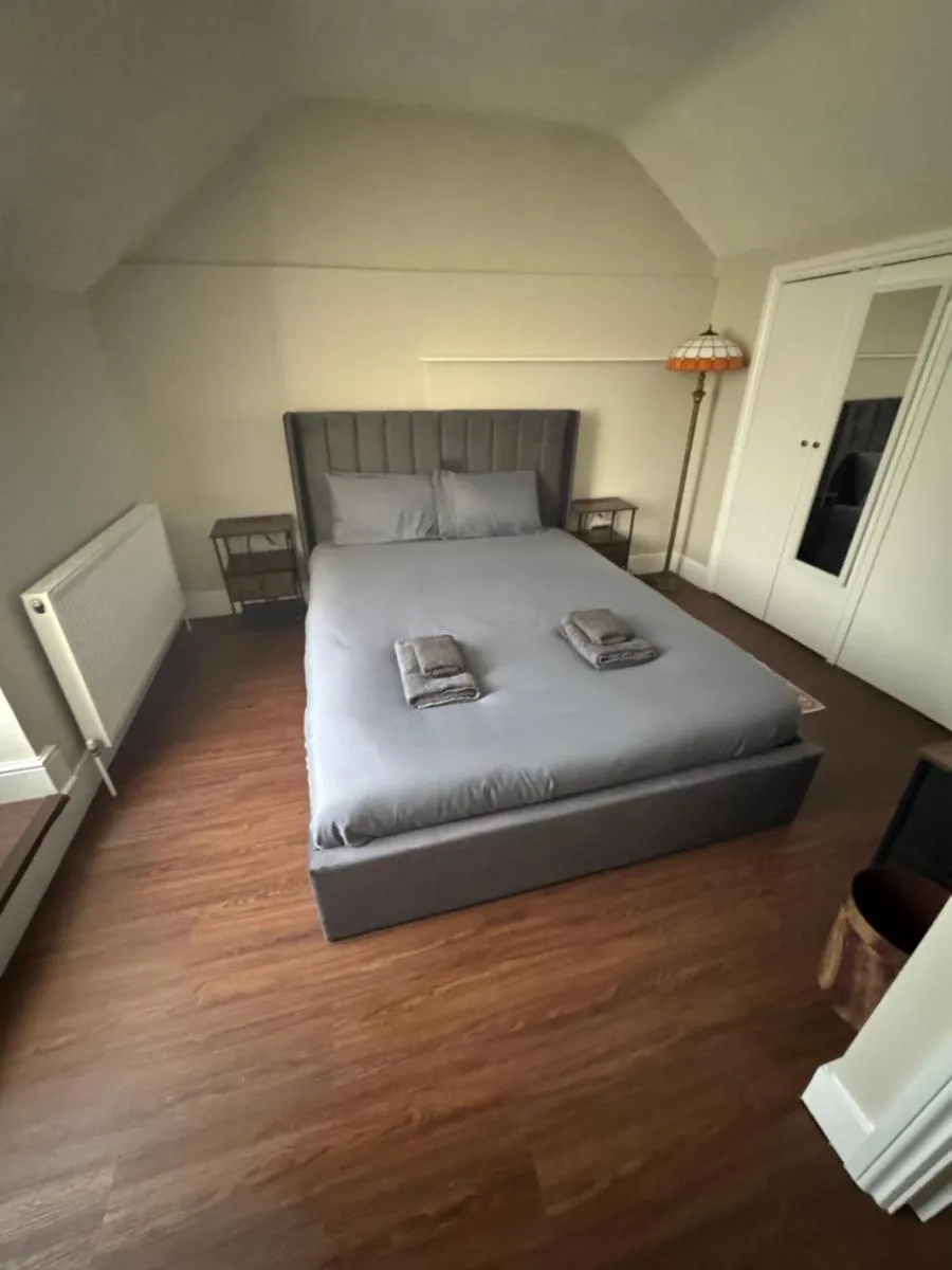 Image 2 of Timeless Retro Nest Spacious 1bedroom Duplex apartment with balcony in Shoreditch