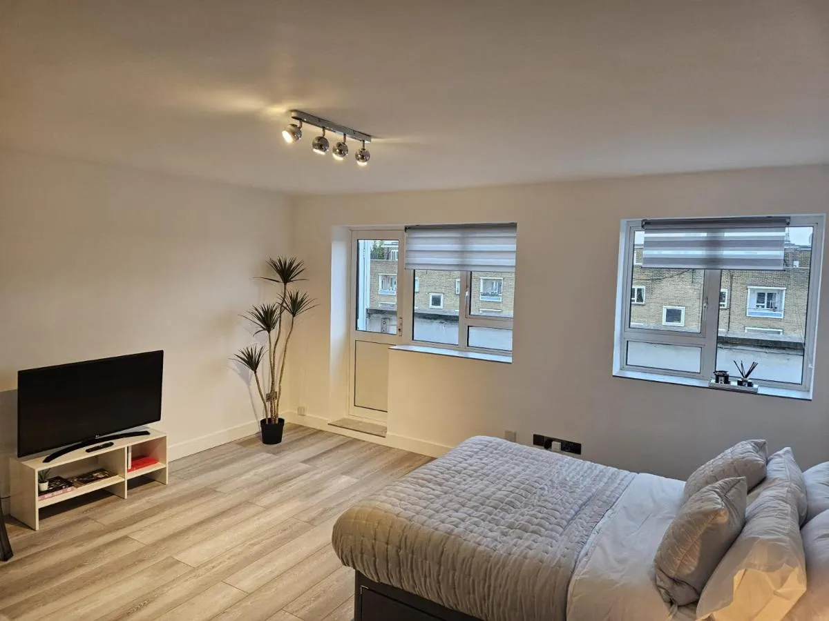 Image 3 of Top-Floor Studio with Private Terrace & London Skyline Views