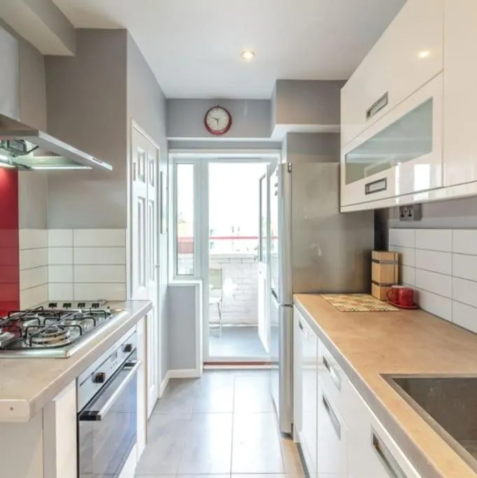 Image 4 of Top Floor 1 Bedroom Apartment with views over London
