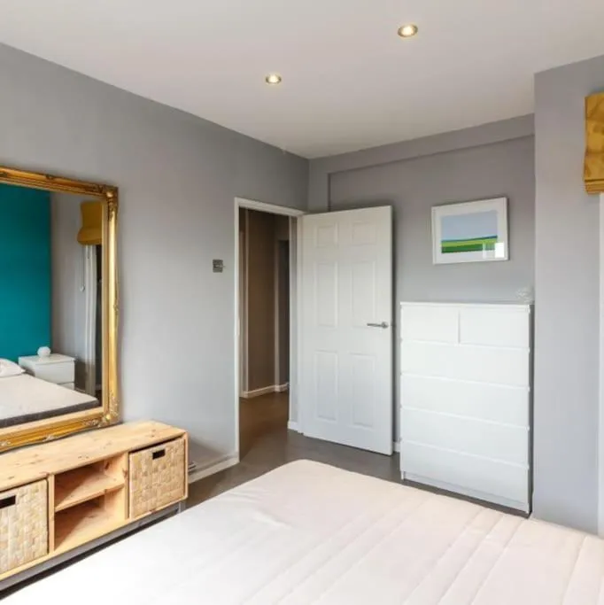 Image 5 of Top Floor 1 Bedroom Apartment with views over London