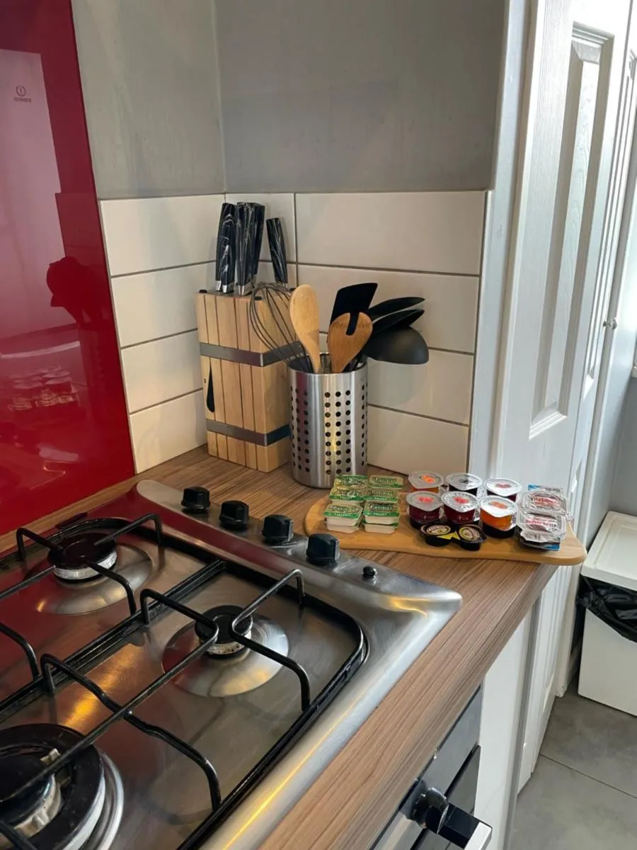 Image 3 of Top Floor 1 Bedroom Apartment with views over London