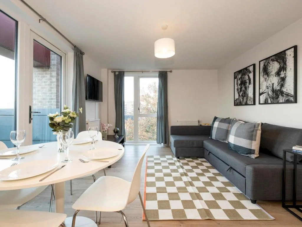 Top Floor Apartment 2 Mins to Train Station, Near London Museum – Pass the Keys