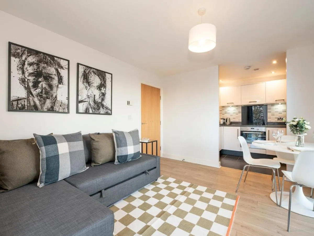Image 4 of Top Floor Apartment 2 Mins to Train Station, Near London Museum – Pass the Keys