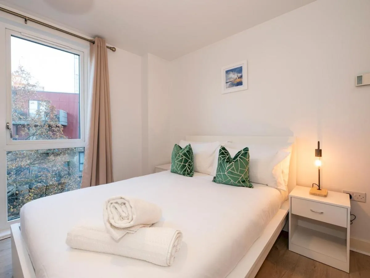 Image 2 of Top Floor Apartment 2 Mins to Train Station, Near London Museum – Pass the Keys