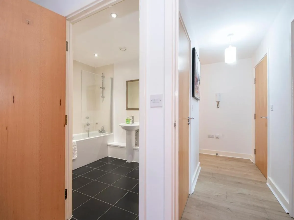 Image 3 of Top Floor Apartment 2 Mins to Train Station, Near London Museum – Pass the Keys