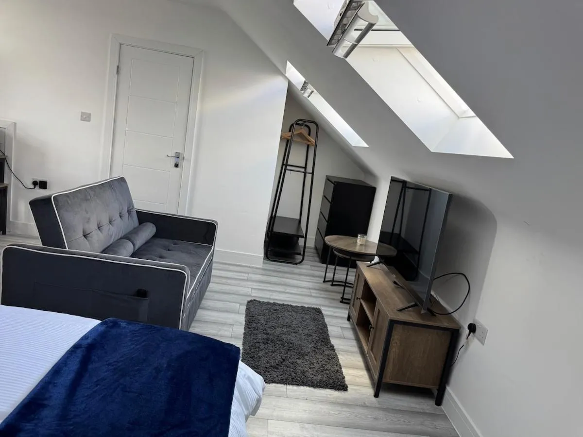 Image 5 of Top Floor Spacious Studio Flat