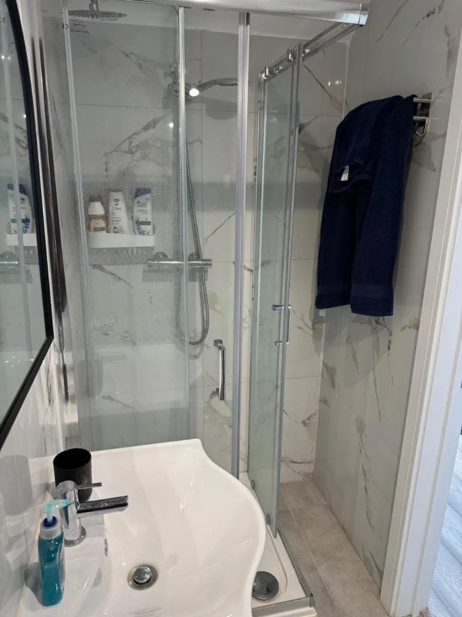 Image 4 of Top Floor Spacious Studio Flat