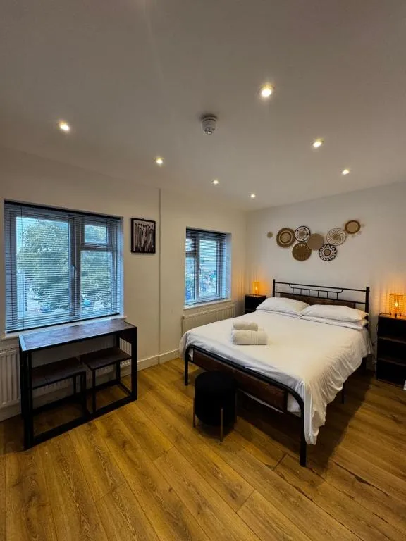 Image 1 of Townhouse Studio with Kitchen & Ensuite – Great Location