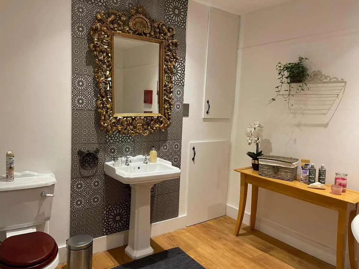 Image 5 of Traditional English 4 bedroom home in Greenwich
