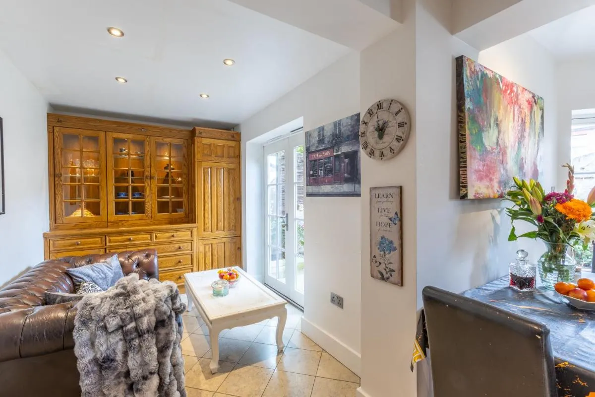 Image 4 of Traditional English 4 bedroom home in Greenwich