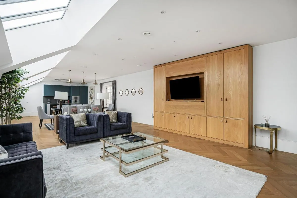 Image 5 of Trafalgar Square Residences