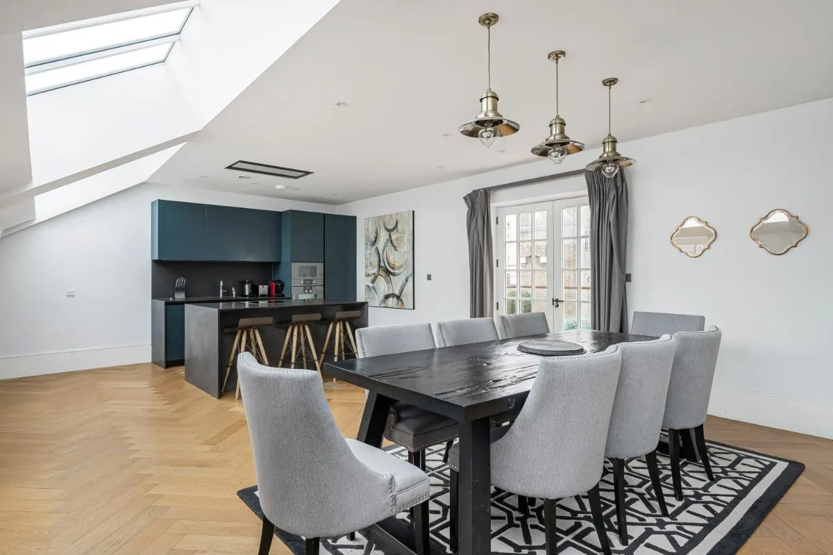 Image 4 of Trafalgar Square Residences