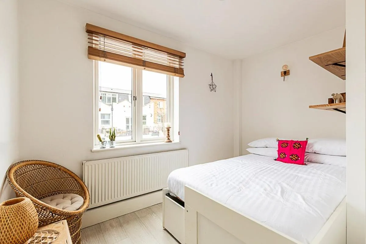 Image 3 of Tranquil 2 Bedroom Apartment in East London