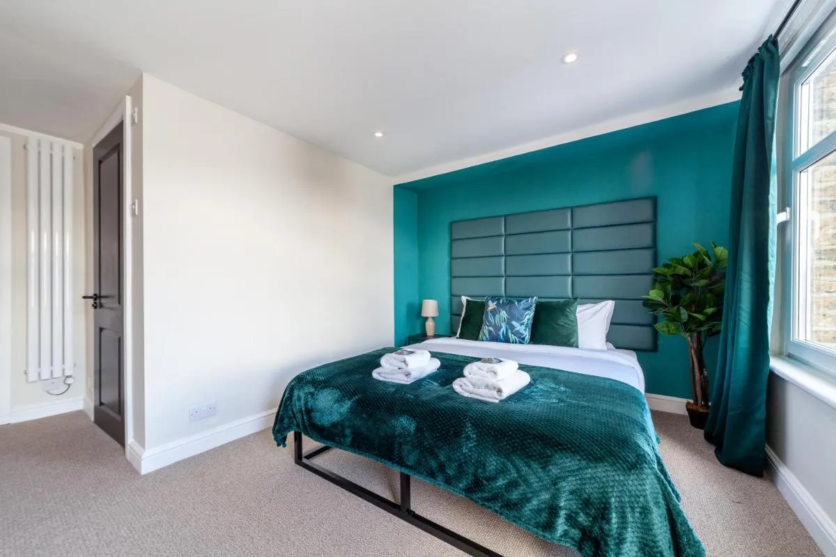 Image 3 of Tranquil 5BR house with garden & terrace, SE London