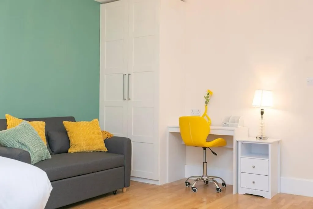 Image 3 of Trendy 1BR in West Kensington -opposite Station