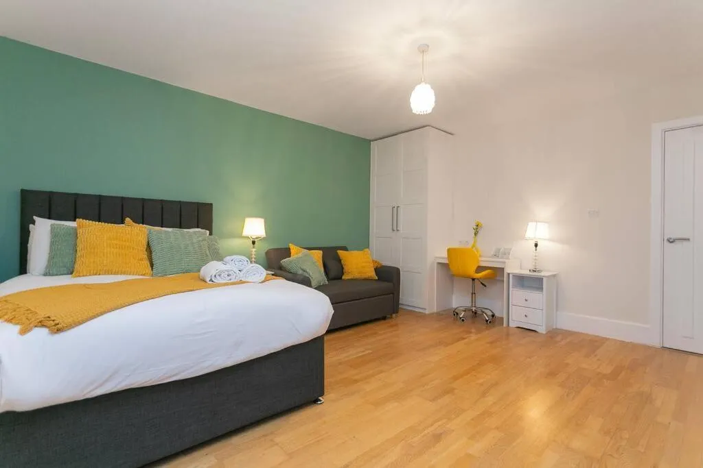 Image 4 of Trendy 1BR in West Kensington -opposite Station