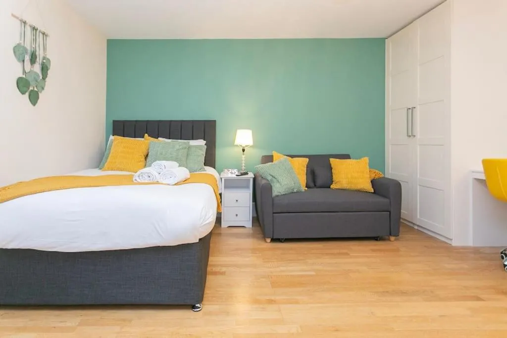 Image 5 of Trendy 1BR in West Kensington -opposite Station