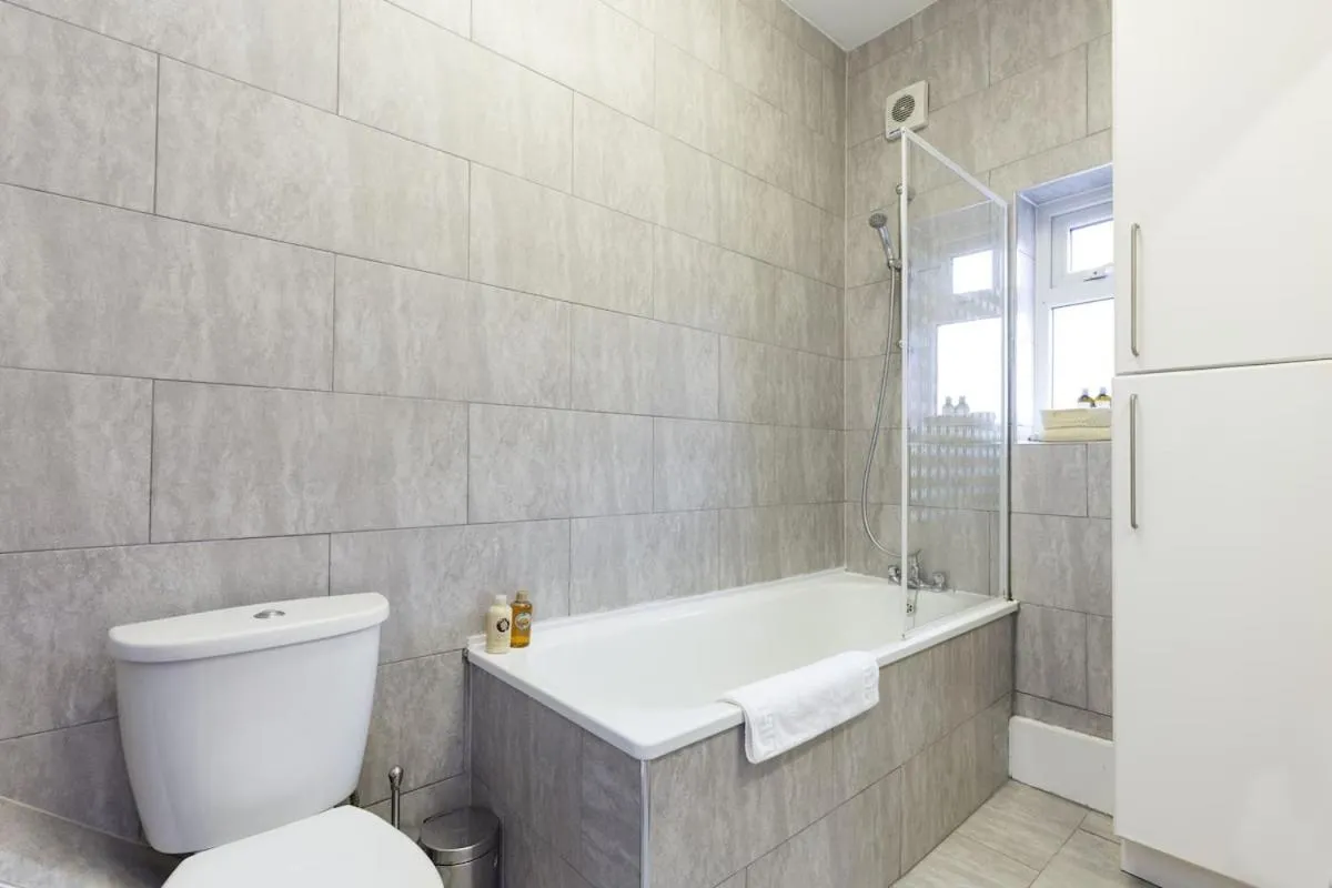 Image 3 of Trendy Spacious 1 Bedroom Flat