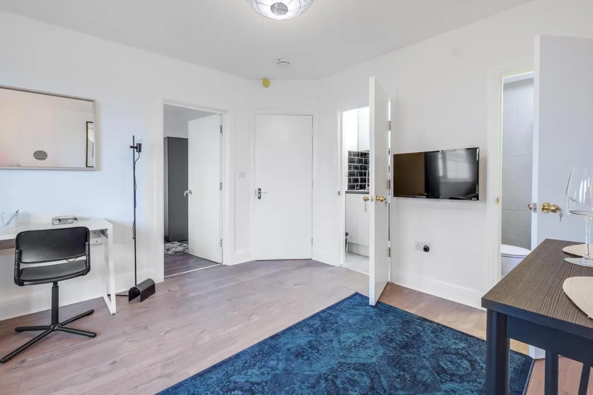Image 5 of Turn-Key 1-Bed Flat Ideal for Relocations