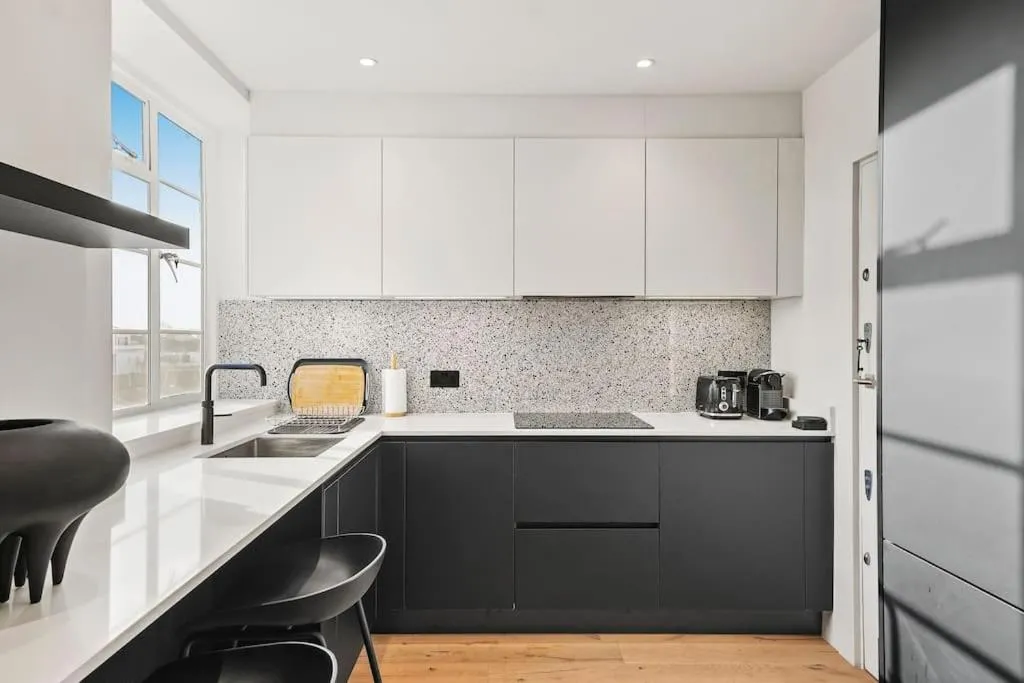 Image 3 of Two Bedroom Flat in Kensington
