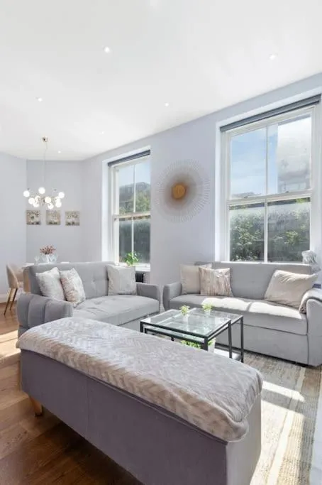 Image 4 of Two Modern Central London Apartments with AC Near Big Ben & Buckingham Palace