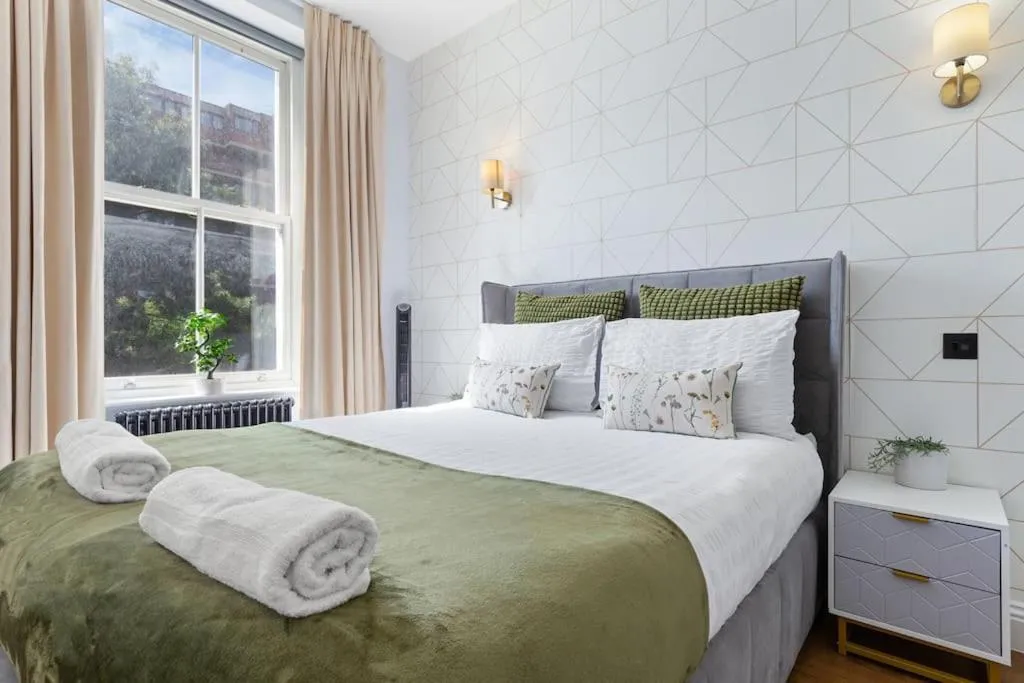 Two Modern Central London Apartments with AC Near Big Ben & Buckingham Palace