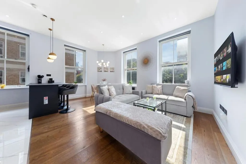 Image 5 of Two Modern Central London Apartments with AC Near Big Ben & Buckingham Palace