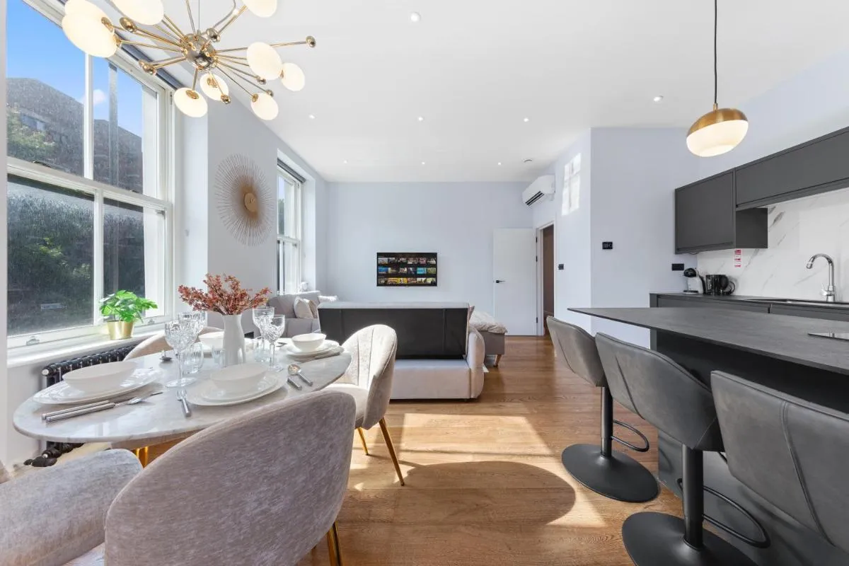 Image 3 of Two Modern Central London Apartments with AC Near Big Ben & Buckingham Palace