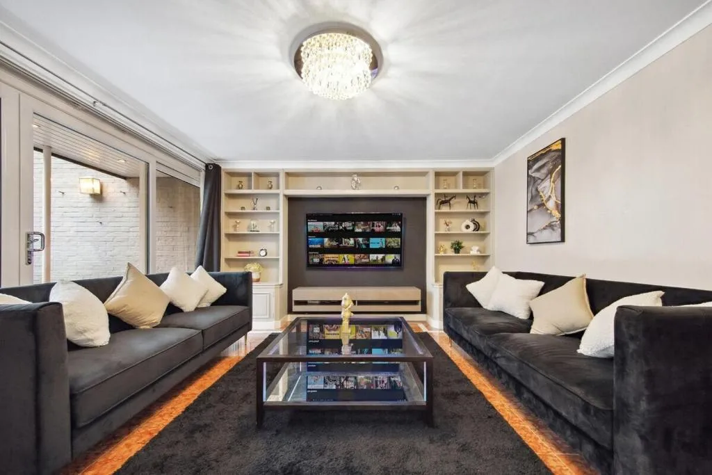 Image 1 of Ultra Luxury 4 Bedroom 3 Bathroom Knightsbridge Home Next to Harrods