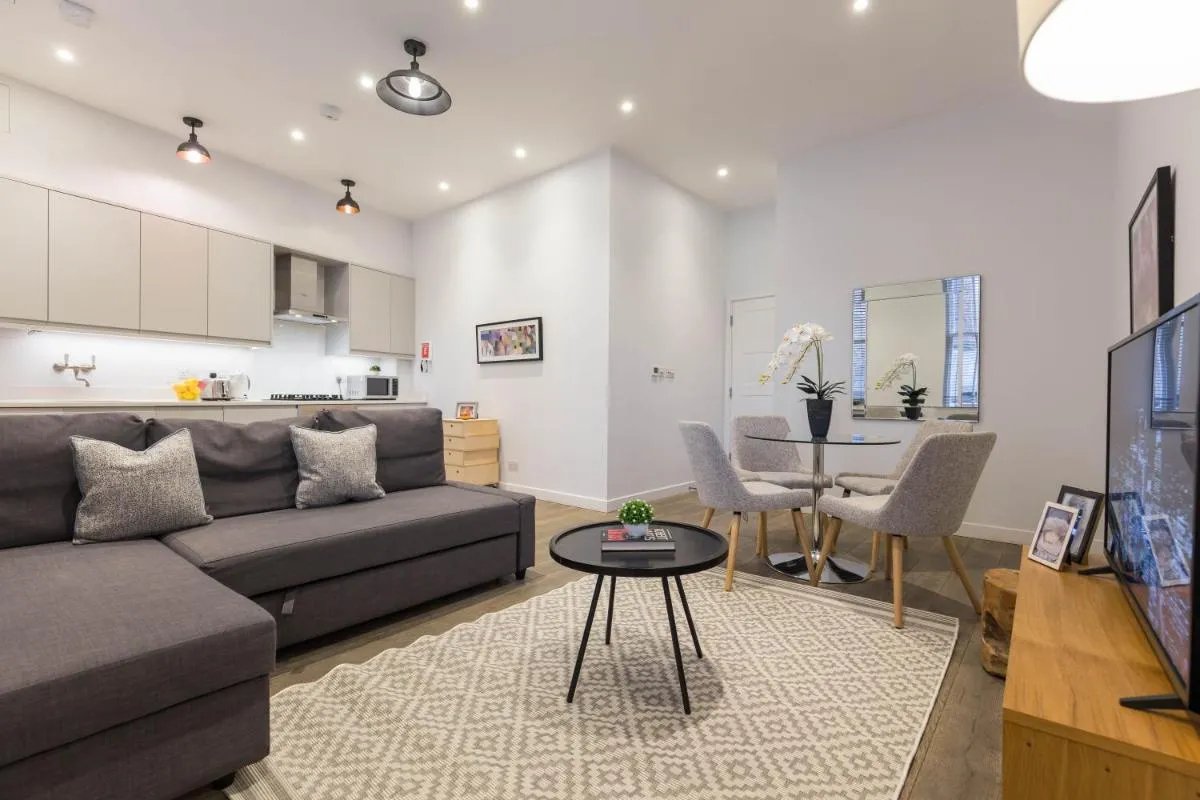 Image 5 of Urban Chic – Rathbone