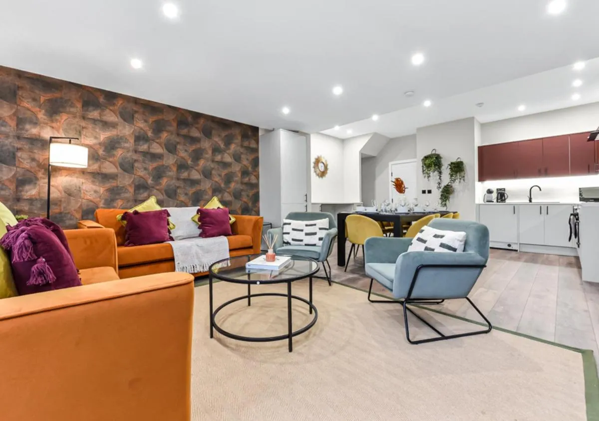 Image 4 of Urban Oasis – Chic 4BR Stay Perfect for Big Groups
