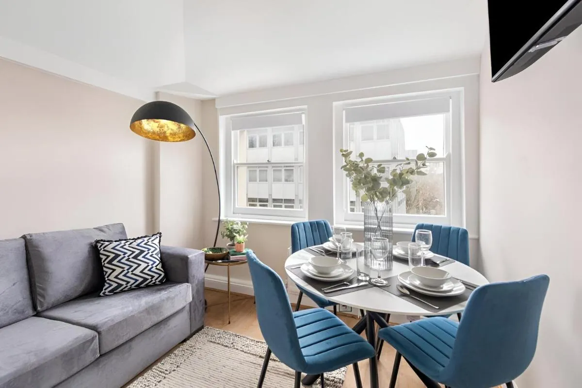 Image 3 of Urban Vibes, Modern 2BR Flat in Prime London Spot