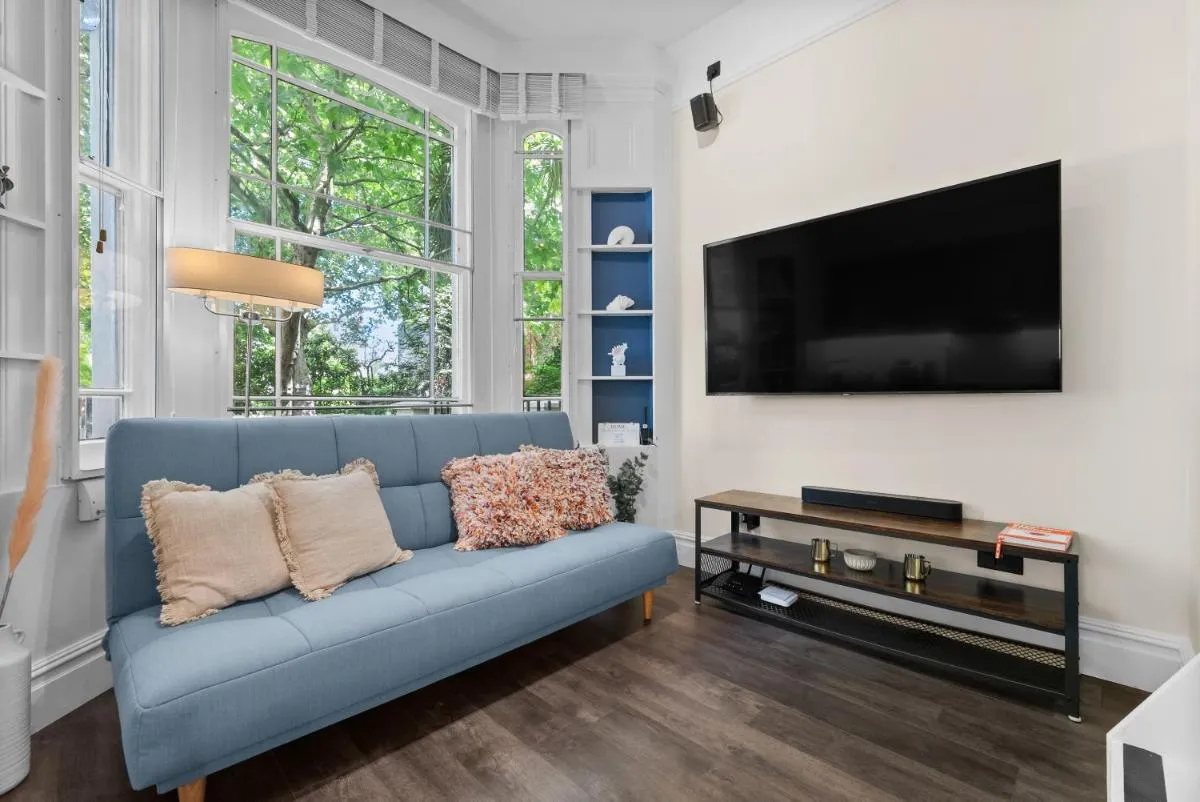 Image 4 of VICHY – The Hampstead Star | Prime Location