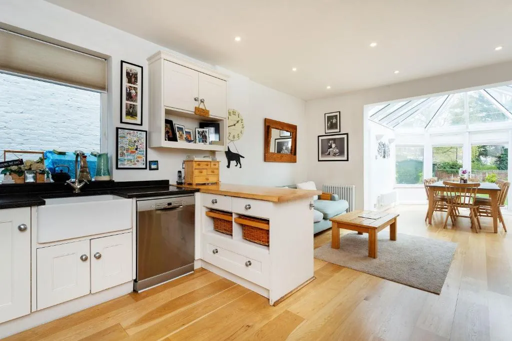 Image 1 of Veeve – Kew Grass House