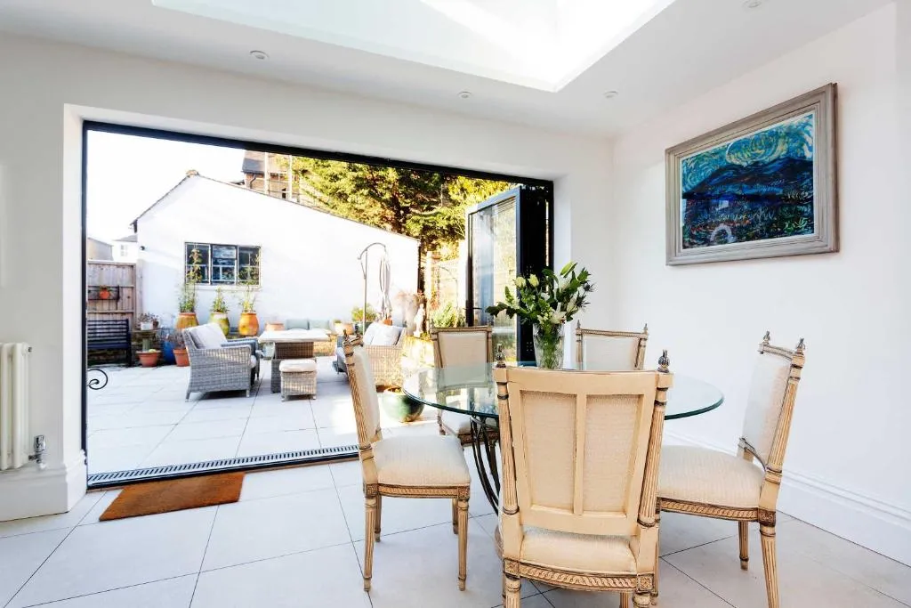 Image 1 of Veeve – Richmond on Canvas