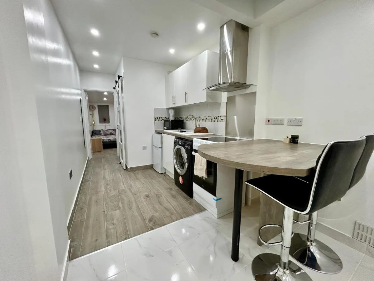Image 3 of Verb Studio – North London Enfield Self Catering Holiday – work accommodation