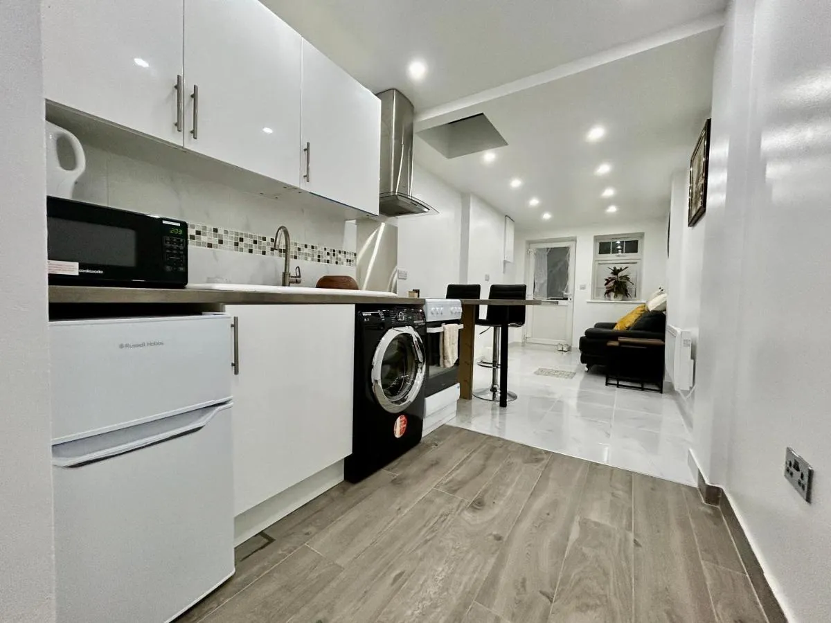 Image 2 of Verb Studio – North London Enfield Self Catering Holiday – work accommodation