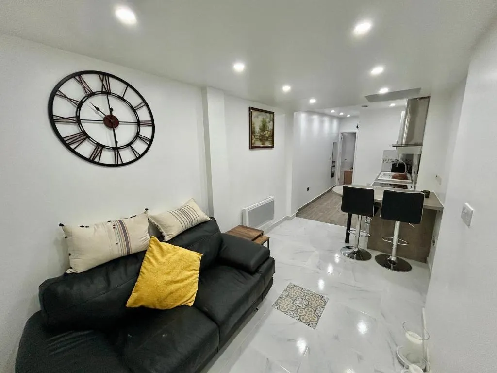Verb Studio – North London Enfield Self Catering Holiday – work accommodation