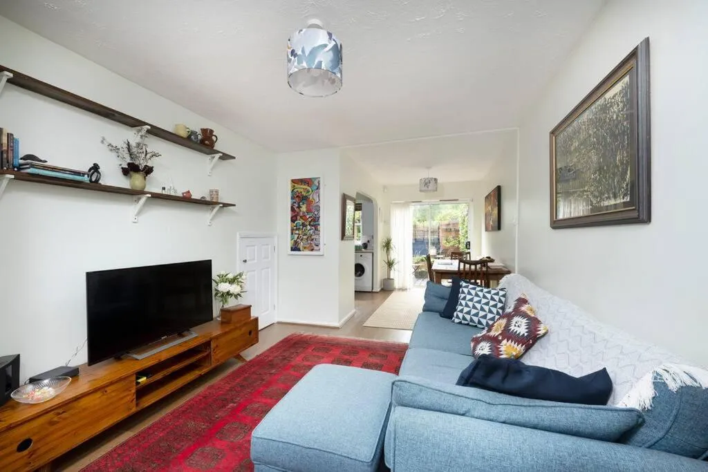 Image 5 of Victoria Park 2 Bedroom House w/ Garden & Parking