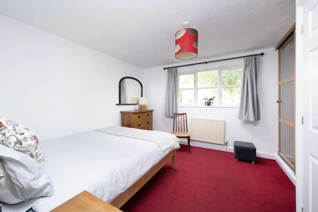 Image 3 of Victoria Park 2 Bedroom House w/ Garden & Parking