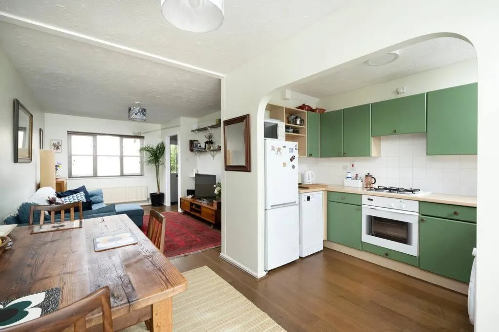 Image 4 of Victoria Park 2 Bedroom House w/ Garden & Parking