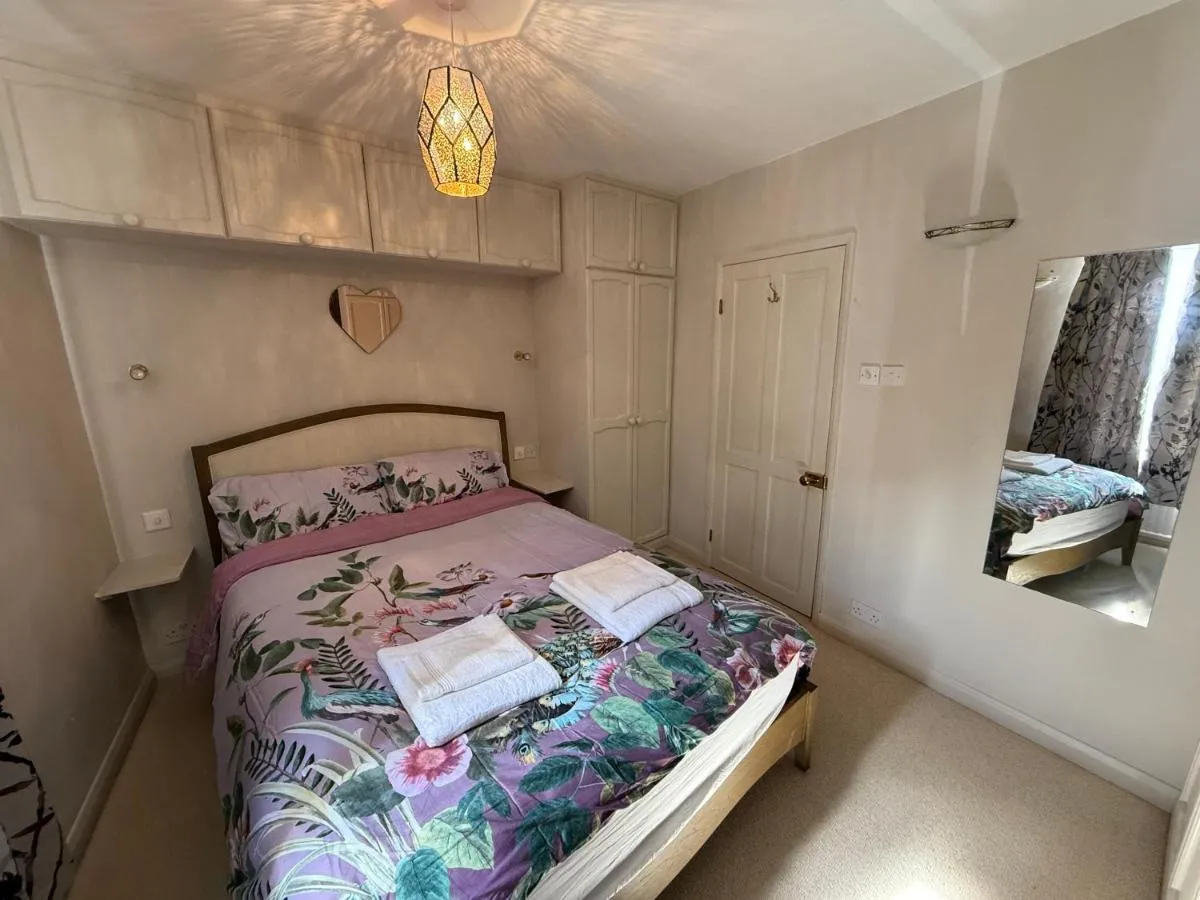 Image 2 of Victorian Cottage in Central Richmond