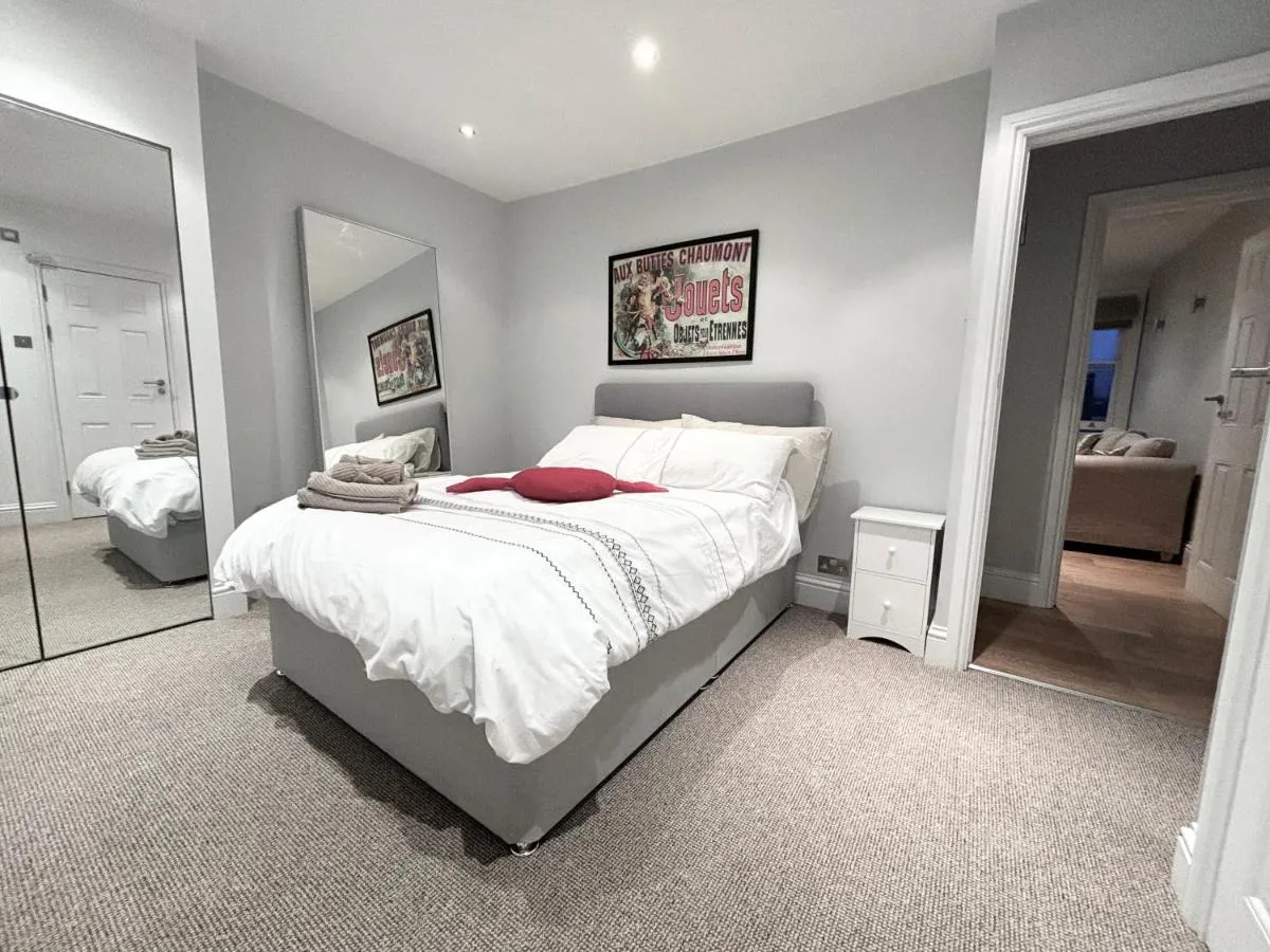 Image 2 of Victorian modern two bedrooms flat in West Kensington with London skyline view