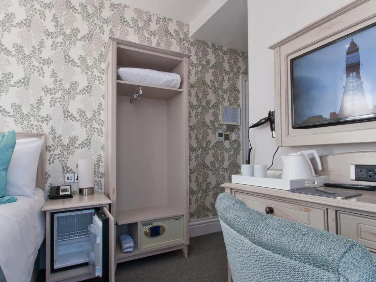 Image 4 of W12 Rooms