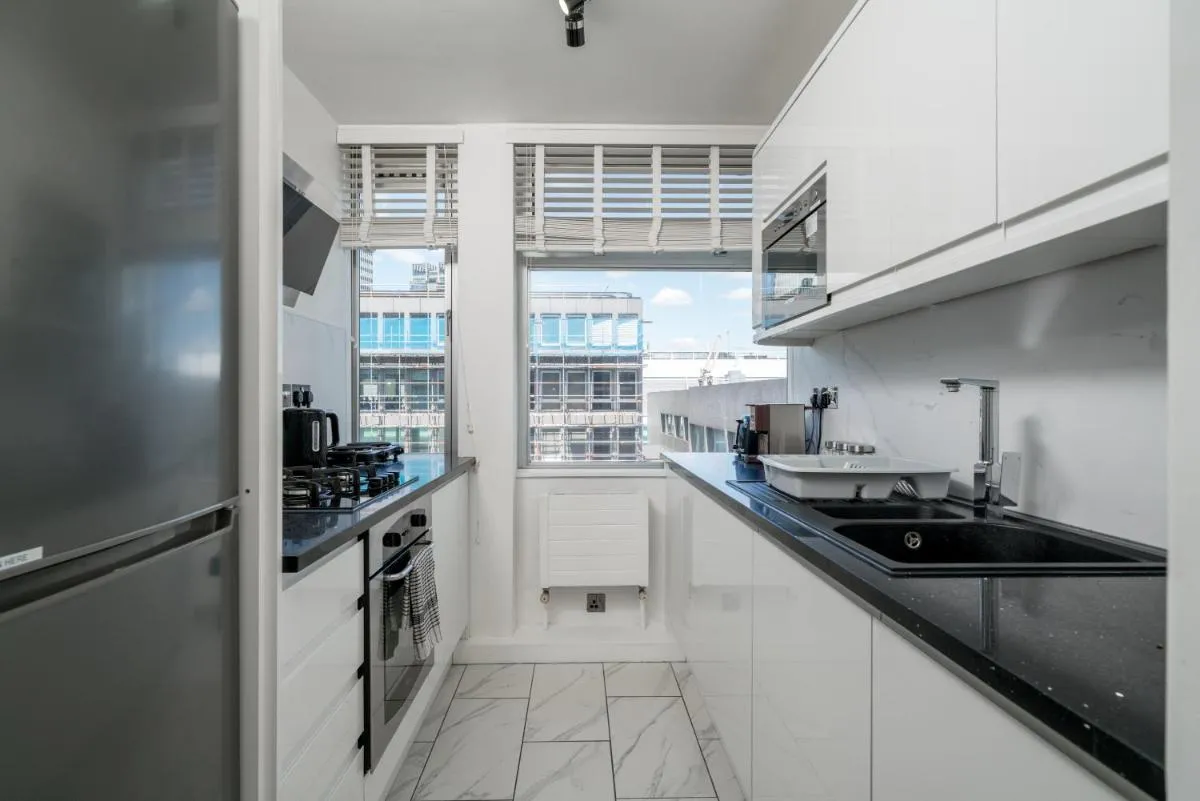 Image 4 of Wake Up in a Modern 2-Bed Apt in Central London
