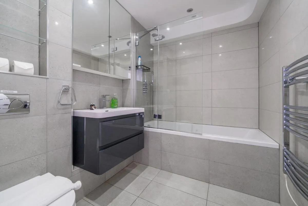 Image 3 of Wake Up in a Modern 2-Bed Apt in Central London