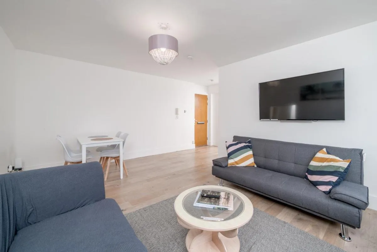 Image 5 of Wake Up in a Modern 2-Bed Apt in Central London