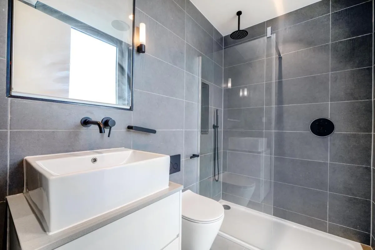 Image 3 of Warmly Relaxed Apart, 5beds, 5mins walk to tube station, 10mins to Westend, Ctral London