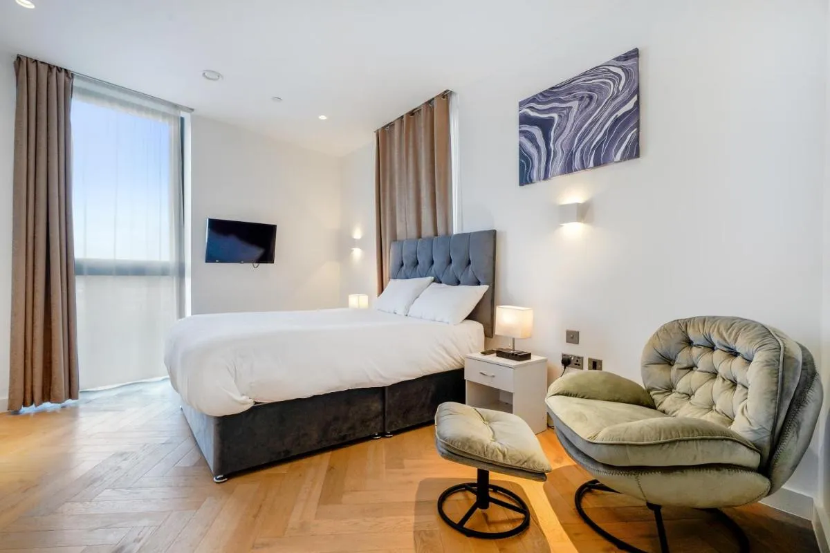 Image 2 of Warmly Relaxed Apart, 5beds, 5mins walk to tube station, 10mins to Westend, Ctral London